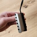 Fotografie zachycuje stříbrný kovový snímač s černým plastovým krytem a připojeným černým kabelem. Na kovové části jsou vidět čtyři pravidelně rozmís…