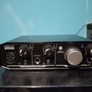 Černý zvukový interface s nápisy ONYX a Artist 1-2. Na přední straně jsou dva knofíky GAIN, jeden velký knofík MONITOR a přepínače +48V, LINE/INST a…