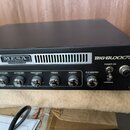 Černý basový zesilovač s nápisy MESA ENGINEERING a BIG-BLOCK750™. Přední panel obsahuje knoflíky s popisky BASS, PASSIVE-MID, ACTIVE-MID, FREQUENCY 1…