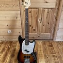 Elektrická basová kytara s trupem v provedení sunburst a bílo-perleťovým pickguardem. Na hlavě je viditelné logo Fender a nápis MUSTANG BASS. Nástroj…