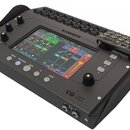 Digitální mixovací pult Allen & Heath model CQ-18T v černé barvě. Zařízení má dotykový displej s rozhraním pro ovládání kanálů a několik fyzických tl…