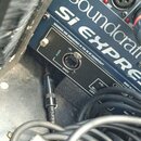 Detailní záběr na zadní panel modrého digitálního mixu s bílými nápisy Soundcraft a SI Expression. Je vidět část panelu s konektory XLR, přepínači 48…