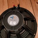 Zadní strana černého reproduktoru s kovovým rámem. Na středovém štítku je logo "faital PRO" a nápisy "PROFESSIONAL LOUDSPEAKERS", "Made in Italy" ora…
