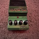 Zelený kytarový efekt v kovovém šasi s nápisem BAD MONKEY a TUBE OVERDRIVE. Na spodní části je viditelné logo DigiTech a čtyři černé ovládací knoflík…