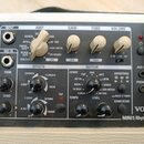 Kytarový kombo zesilovač značky VOX, model MINI5 Rhythm. Přední panel obsahuje ovládací prvky pro AMP, GAIN, TONE a VOLUME, sekci EFFECTS s nápisy CH…