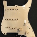 Bílá pickguard pro elektrickou kytaru s třemi instalovanými snímači typu single-coil. Jsou zde tři ovládací knofíky s nápisy VOLUME, TONE a TONE oraz…