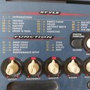 Detail ovládacího panelu elektronického nástroje s nápisy STYLE a FUNCTION. V horní části je seznam stylů rozdělený do sloupců, obsahující názvy jako…