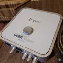 Bílá audio rozhraní s kovovým šedým rámem. Na horní straně je nápis icon a knoflík s označením Direct Monitor Min Max. Dole je uveden název CUBE 4nan…