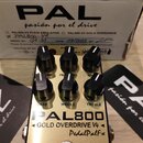Kytarový efekt pedál v zlatavém provedení s nápisy PAL800, GOLD OVERDRIVE V4 a PedalPalFx. Pedál má šest černých otočných ovířků s popisy VOLUME, PRE…