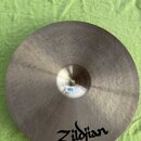 Kruhové činely z kovu s hnědým, broušeným povrchem. Ve spodní části je čitelné logo Zildjian. V centru se nachází malá bílá nálepka s čárcovým kódem,…