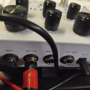 Bílý kytarový efekt s několika černými otočnými knoflíky. Na zadní straně jsou konektory s nápisy INPUT, LEFT OUT, RIGHT, EXP / MIDI a 9V DC. Do kone…