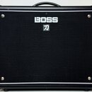 Černý kytarový kombo zesilovač s černou texturovanou síťovkou. Uprostřed je bílý nápis BOSS a pod ním symbol katany. V rozích jsou viditelné stříbrné…