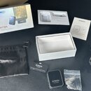 Sada bezdrátového mikrofonu v originálním balení. Obsahuje vysílač s nápisem SYNCO Transmitter a přijímač s nápisem SYNCO Receiver, obě zařízení jsou…