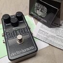Černý kytarový pedál s nápisem THE SILENCER noise gate effects loop a logem electro-harmonix. Má tři ovládací knoflíky s popisky RELEASE, REDUCTION a…