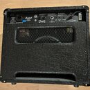 Zadní strana černého kytarového komba s texturovaným povrchem. V horní části je ovládací panel s logem Marshall a nápisy FX LOOP, RETURN, SEND, FOOT…