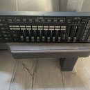 Černý ovládací pult s nápisy FIXTURES, SCENES, Step / Time a FUNCTIONS. Na levé straně je svisle napsáno logo CHAUVET, vpravo je nápis Obey 40. Zaříz…