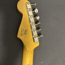 Zadní strana hlavy kytary v žlutém lakovaném provedení s chromovanými ladicími kolíky. Na dřevě je černý nápis: Designed and Released by Fender Craft…