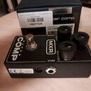 Černý kytarový efekt s bílým nápisem SUPER COMP a logem MXR. Na horní straně jsou tři černé oválové kontrolní knoflíky a jeden kovový spínací pedál.…