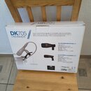 Bílá kartonová krabice s modrým nápisem DK705 5-PIECE DRUM MIC KIT. Na povrchu je text popisující sadu mikrofonů značky Samson a fotografie dvou typů…