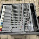 Černý mixovací pult umístěný v transportním kufru s pěnovou výplní. Na pravé straně je vidět nápis SPIRIT FOLIO a označení B3 by Soundcraft. Zařízení…