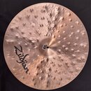 Kruhový činely z bronzu s výrazným kovaným povrchem (hluboké důlky). Na ploše je černé logo Zildjian. V centru se nachází malá bílá nálepka s nečitel…