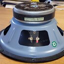Šedý reproduktor s černým magnetem a kovovým rámem. Na horní části magnetu je nápis SOVEREIGN 12-300 a logo FANE. Na boku magnetu se nachází nálepka…