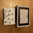 Bílý kytarový efekt s nápisem KERNOM RIDGE a doprovodnou krabicí. Zařízení má pět otočných knoflíků s popisky VOLUME, MOD, POSTTONE, PRETONE a DRIVE,…