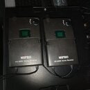 Dvě šedé jednotky s nápisem MIPRO MI-808R Stereo Receiver. Každá jednotka má v horní části malý zelený displej a ovrtěvný regulátor s označením L R.…