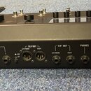 Černý kytarový procesor značky LINE 6 s nápisem HELIX na pravé straně. Zadní panel obsahuje řadu vstupů a výstupů s popisky: EXP PEDAL 2 EXT AMP, GUI…