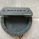 Černý humbucker s nápisem Seymour Duncan na spodní hraně. Snímač je umístěn v černé plastové základně, která má vyfrézovaný nápis ELIMINATOR a ORION…