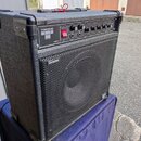 Černý kytarový kombo zesilovač v robustním kufrovém provedení s kovovými rohy. Na ovládacím panelu je nápis TORQUE, logo AGUSTICK a označení modelu T…