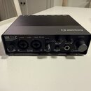 Černý audio rozhraní s nápisem UR22C AUDIO INTERFACE 32-bit/192Hz a logem steinberg. Na přední straně jsou dva kombinované vstupy D-PRE MIC/LINE, ovl…