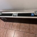 Černý transportní case s hliníkovými hranami a kovovými rohy. Na horní straně jsou umístěny dvě zapínací zámky a jedna madla. V pravé horní části je…