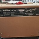 Zadní strana hnědého kytarového komba potaženého texturovaným vinylem. Na černé zadní desce je bílý nápis Acoustasonic 40, logo Fender a text FENDER…