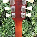 Zadní strana hlavy a hřdelu kytary z červeného dřeva. Na zadní straně hlavy je vyrazeno sériové číslo 027180455 a nápis MADE IN USA 2006. Nástroj má…