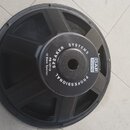 Fotografie zachycuje zadní stranu černého reproduktoru. Na středovém magnetu je bílý nápis PROFESSIONAL SPEAKER SYSTEMS a logo DAP AUDIO. Dále je zde…