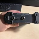 Černý elektronický přístroj s dvěma konektory. Na horní straně je nápis DESIGNED AND ENGINEERED IN THE UNITED STATES BY SAMSON TECHNOLOGIES a v dolní…