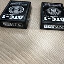 Dvě černé obdélníkové krabičky s bílými nápisy. Obě mají logo STUDIO ELECTRONICS a text ATC-1 TONE CHAMELEON. První krabička má nápis TYPE: S.E.M., d…