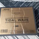 Kvadratické zlatavé balení s nápisem JOYO v levém horním rohu. Uprostřed je uveden název modelu TIDAL WAVE a nad ním text REVOLUTION SERIES Bass Prea…