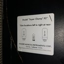 Bílá nálepka s černým textem a schéma umístění elektronek. Je na ní nápis Model „Super Champ® X2“ a Tube locations left to right at rear: následovaný…