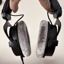 Černé sluchátka s šedými velúrovými náušníky. Na vnitřní straně náhlavníku je nápis MADE IN GERMANY. Sluchátka jsou připojena k kabelu, povrch plastů…