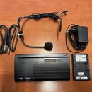 Sada bezdrátového mikrofonu v černé barvě. Obsahuje přijímač s nápisem RH SOUND a Wireless MIC Receiver, vysílač s nápisy RH SOUND, Model: UHF a S/N:…