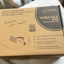 Kartonová krabice s produktem Ortega Horse Kick Pro Digital Stomp Box. Na obalu je nápis ORTEGA GUITARS EST. 1994, název modelu HORSE KICK PRO a text…