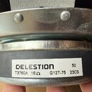 Detail zadní strany reproduktoru s kovovým šasi. Na černém magnetu je bílá nálepka s nápisy CELESTION, 50, T3760A 16 Ω a G12T-75 23CS. Povrch kovovýc…