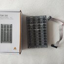 Na fotografii je šedý modul s nápisy SYSTEM 100 a behringer 173, který obsahuje sekce GATE 1 až GATE 4 a MULTIPLE s řadou vstupů a výstupů. Vedle mod…