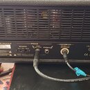 Zadní strana kytarového zesilovače v černém provedení s ventilační mřížkou. Na panelu jsou nápisy MODEL: EGNATER TWEAKER-40 a SERIAL: 11145. Jsou zde…