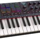 Černý kompaktní MIDI kontrolér s klávesami. Na horní části je nápis AKAI PROFESSIONAL a MPK mini, několik podsvícených čtvercových polštářů, otočné k…