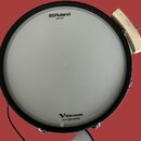 Elektronický buben s bílou mesh membránou a černým obručím. Na horní části je nápis Roland MESH HEAD a v dolní části V-Drums Patent: roland.cm/patent…