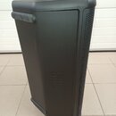 Černý reproduktor s plastovým povrchem a mřížkou na přední straně. Na boční straně je vyembosované logo JBL. Nástroj vykazuje mírné znečištění v horn…