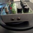 Kytarový efekt v šedém kovovém šasi s zeleným potiskem. Na horní straně je nápis Big Muff a deluxe bass, dále popisky INPUT, DIRECT OUT, CROSSOVER a…